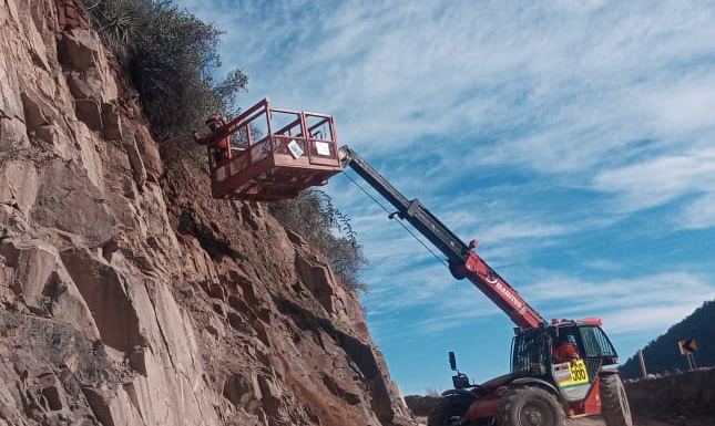 Plataforma elevada realizando fortificación de talud rocoso