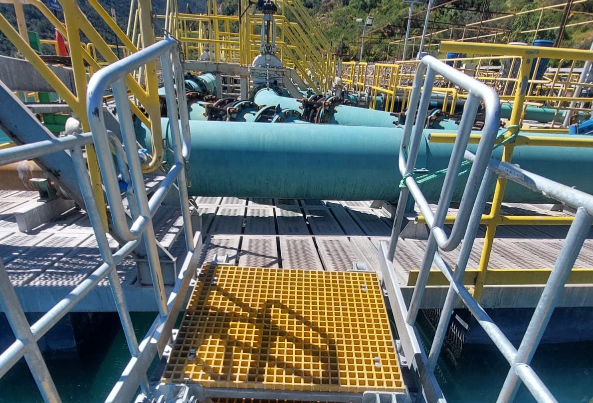 Estructura metálica y pasarela industrial instalada en planta