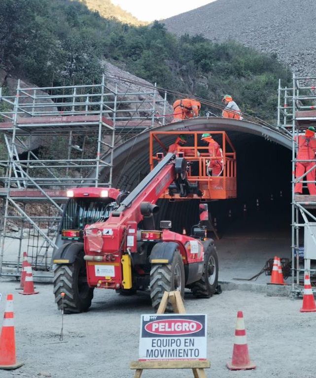 Montaje de estructuras de hormigón en faena de obras civiles