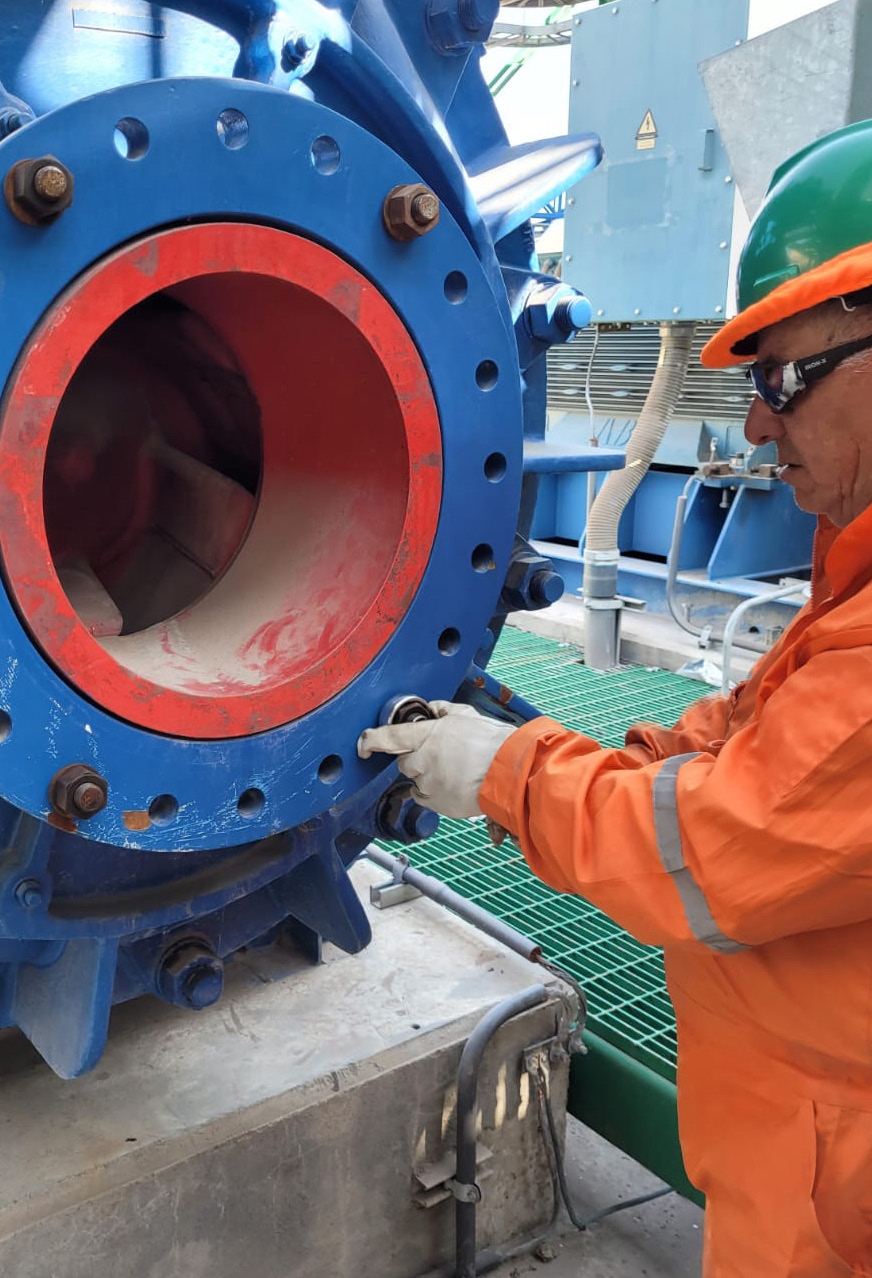 Técnico realizando trabajo vertical sobre tuberías industriales