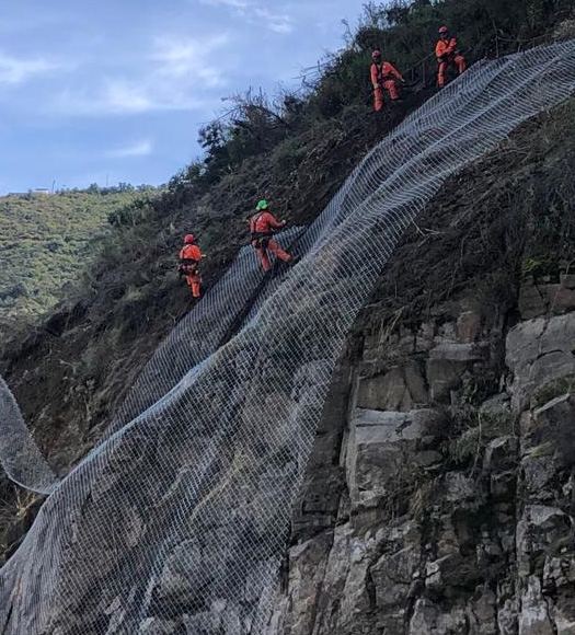 Trabajo vertical en fortificación de talud